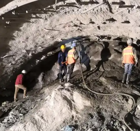 衡东拱顶带模注浆料的施工流程及注意事项